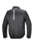 Alpinestars Hurricane Rain V2 Jacket, chaqueta de lluvia impermeable para moto, negra, vista trasera con un gran logotipo vertical y marca Alpinestars en blanco en el centro de la espalda, tejido laminado ligero con puños y cintura elásticos