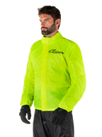 Chaqueta Alpinestars Hurricane Rain V2, Amarillo Fluo, chaqueta impermeable para moto de alta visibilidad en color amarillo fluorescente, cierre frontal de doble solapa, logotipo de Alpinestars en el pecho, diseño ligero y plegable para conducir con clima húmedo