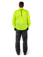 Chaqueta y pantalones Alpinestars Hurricane Rain V2, traje de lluvia impermeable para moto, chaqueta amarillo flúor brillante con marca negra vertical en la espalda, pantalones negros, material textil ligero diseñado para protección en climas húmedos