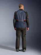 Chaqueta Alpinestars Andes V4 Drystar®, vista trasera, Night Navy y Mood Indigo con paneles negros y detalles rojos, combinada con pantalones negros a juego, con el logotipo de Alpinestars en la parte superior de la espalda y un compartimento trasero con cremallera.