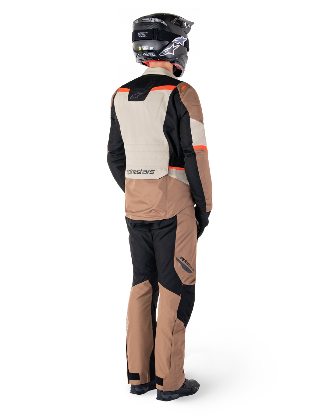 Chaqueta impermeable Alpinestars ST-1, chaqueta de touring de aventura, Dark Khaki Sand Black Red Fluo, vista trasera con pantalones a juego y casco negro, con paneles de bloques de color y detalles en rojo fluorescente.