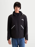 Alpinestars C-5 Drystar Chaqueta, chaqueta de moto urbana contemporánea para hombre, negra, vista frontal en modelo con indumentaria de softshell impermeable con capucha integrada y detalles reflectantes