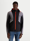 Alpinestars C 5 Drystar Chaqueta, chaqueta de moto urbana contemporánea para hombre en negro y gris oscuro, vista frontal en modelo que muestra construcción softshell impermeable, capucha integrada y detalles de cremallera en naranja brillante