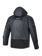Chaqueta impermeable Alpinestars Mospher, parka de moto, negra, vista trasera que muestra la capucha integrada y la construcción de tejido ripstop, logotipo MO.ST.EQ en la parte superior de la espalda, diseño urbano táctico para conducción en todo tipo de clima