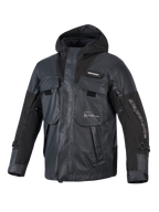 Chaqueta Alpinestars Mospher Waterproof, parka de moto negra, diseño táctico funcional con múltiples bolsillos grandes, construcción en tejido ripstop, capucha integrada, logotipos blancos de Alpinestars en la manga y el pecho