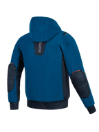 Chaqueta impermeable Alpinestars Moblast, azul petróleo oscuro y azul marino oscuro, vista posterior de la chaqueta de moto con capucha, con construcción softshell, paneles laterales en azul marino oscuro y protectores de codo reforzados con detalles del logo en naranja.
