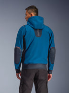 Chaqueta impermeable Alpinestars Moblast, Dark Petrol y Dark Navy, sudadera urbana de moto vista desde atrás, con capucha fija, logotipo 'astars' vertical en la parte superior de la espalda, parches reforzados oscuros en los codos, cintura y puños elásticos, prenda técnica moderna para conducción