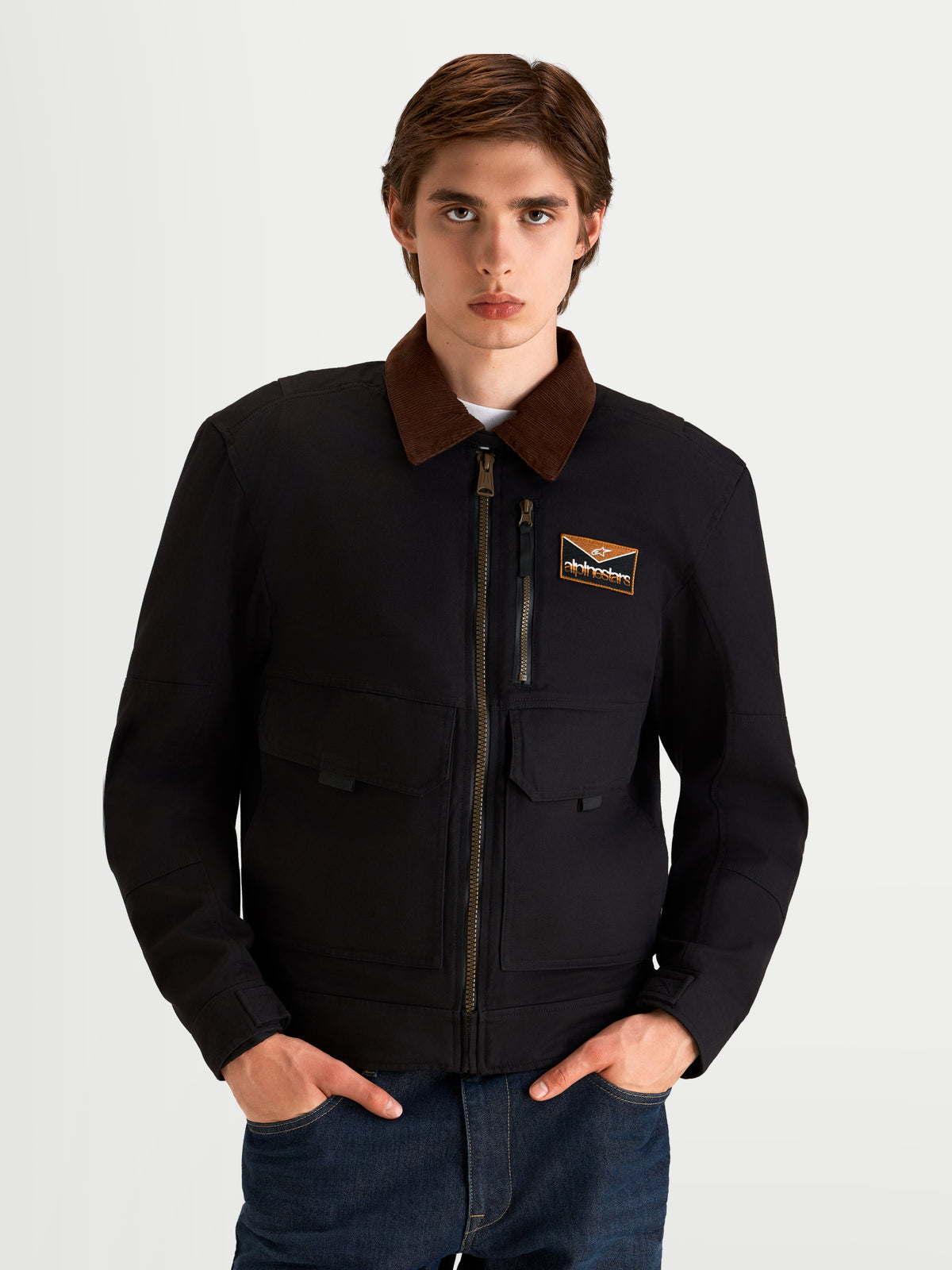 Alpinestars Mustang Wp Chaqueta, chaqueta de moto urbana textil para hombre en antracita oscuro y marrón oscuro, vista frontal en un modelo con cuello de pana contrastante