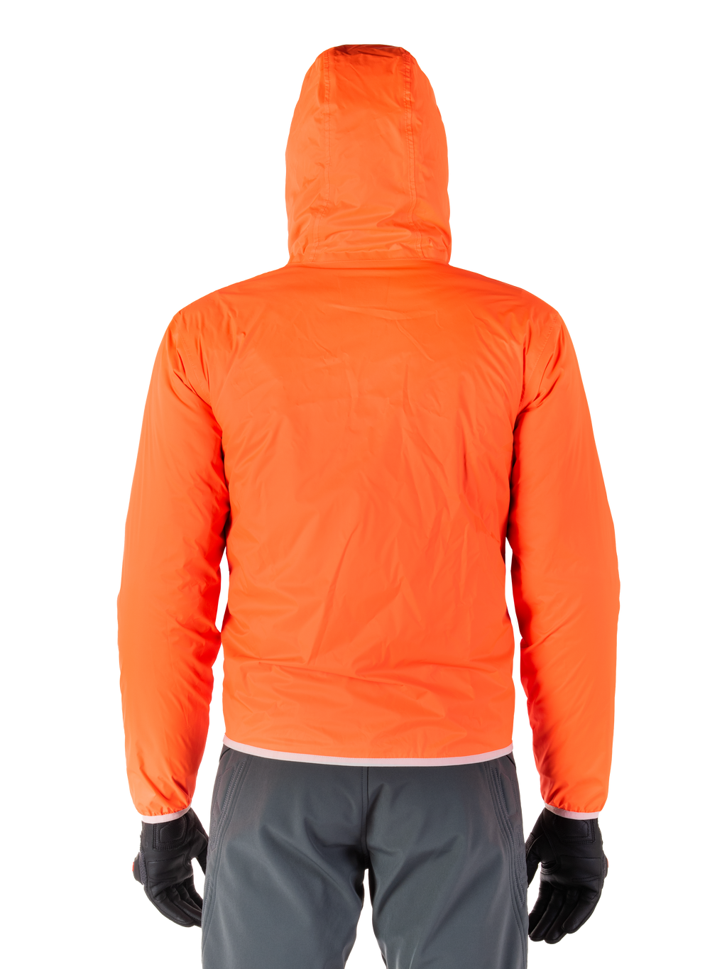 Alpinestars Mohobbs Waterproof Jacket, cubierta para la lluvia plegable en naranja flúor brillante, vista trasera de la chaqueta ligera con capucha, usada con pantalones de conducción gris oscuro y guantes negros