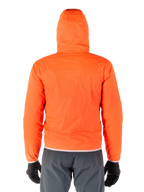 Alpinestars Mohobbs Waterproof Jacket, cubierta para la lluvia plegable en naranja flúor brillante, vista trasera de la chaqueta ligera con capucha, usada con pantalones de conducción gris oscuro y guantes negros
