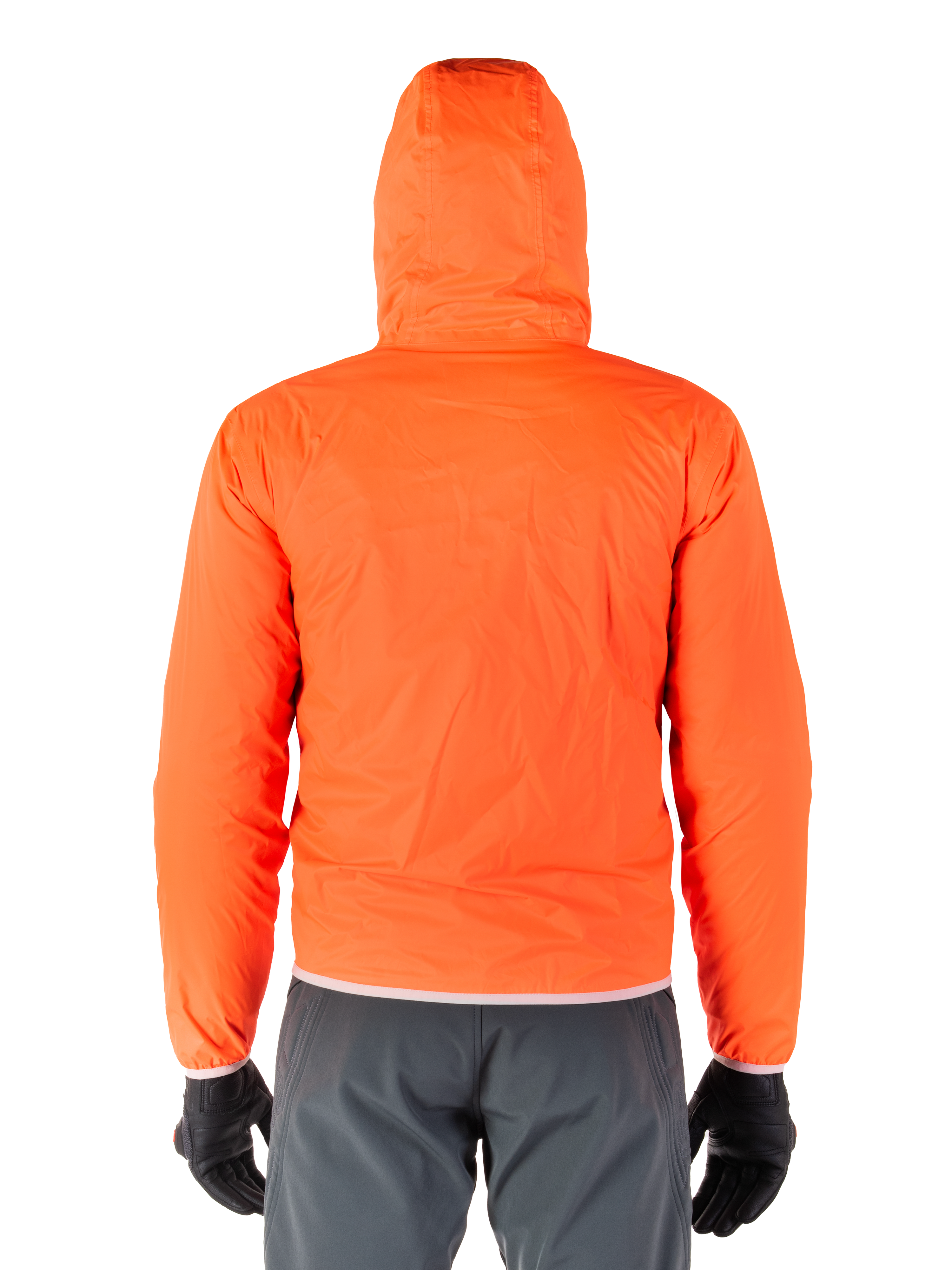 Alpinestars Mohobbs Waterproof Jacket, cubierta para la lluvia plegable en naranja flúor brillante, vista trasera de la chaqueta ligera con capucha, usada con pantalones de conducción gris oscuro y guantes negros