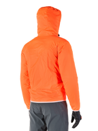 Chaqueta impermeable Alpinestars Mohobbs, forro impermeable de emergencia plegable en naranja flúor brillante, vista trasera que muestra la capucha para tormentas, combinada con pantalones de conducción gris oscuro y guantes negros, equipamiento urbano de motociclismo ligero e impermeable