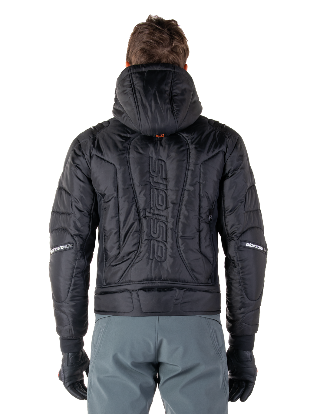 Chaqueta impermeable Alpinestars Mohobbs, negro, vista trasera que muestra la construcción acolchada, logotipo 'astars' vertical en la espalda, con capucha, estilo moto streetwear contemporáneo