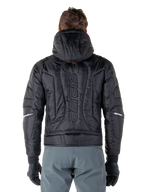 Chaqueta impermeable Alpinestars Mohobbs, negro, vista trasera que muestra la construcción acolchada, logotipo 'astars' vertical en la espalda, con capucha, estilo moto streetwear contemporáneo