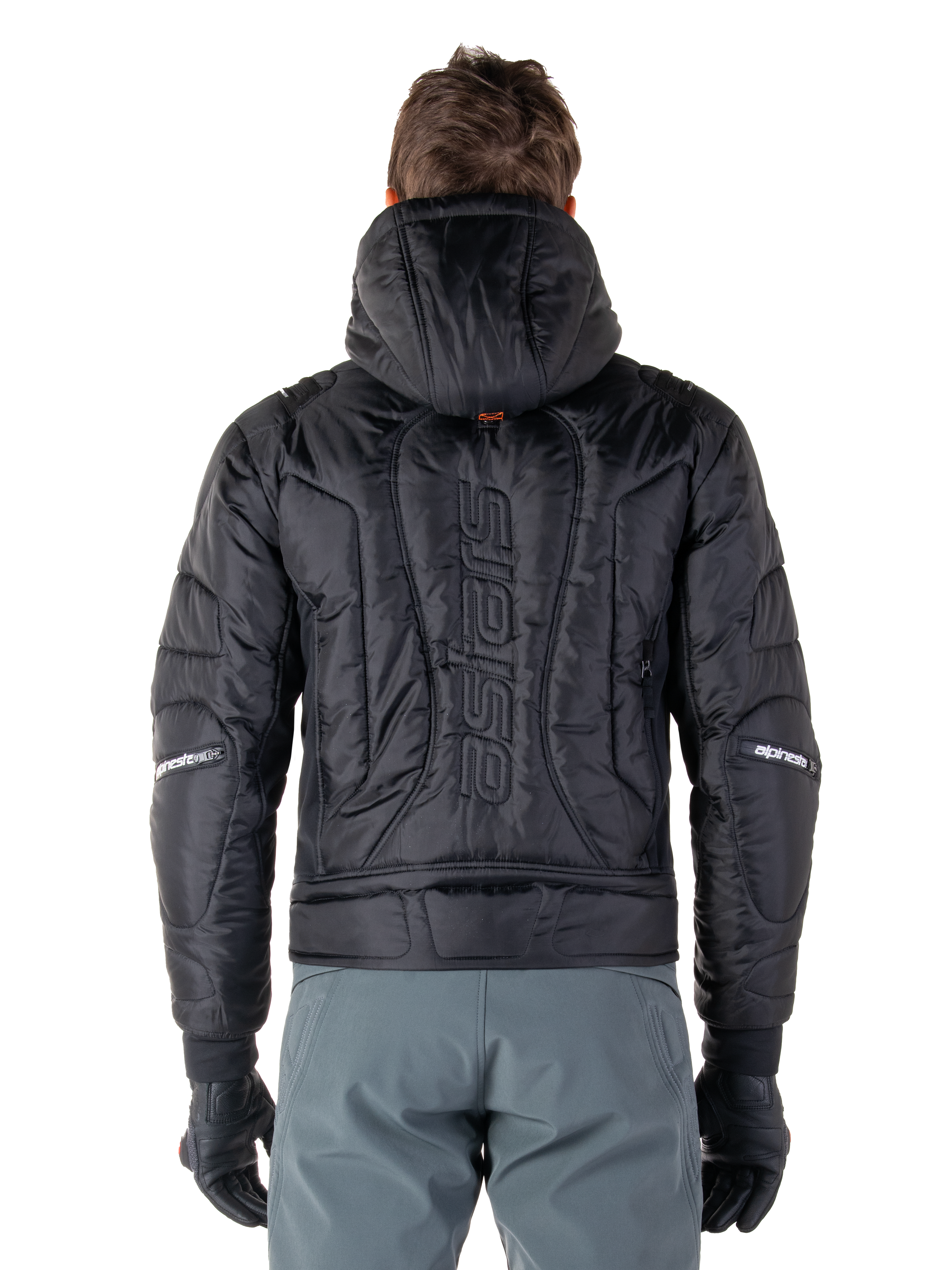 Chaqueta impermeable Alpinestars Mohobbs, negro, vista trasera que muestra la construcción acolchada, logotipo 'astars' vertical en la espalda, con capucha, estilo moto streetwear contemporáneo