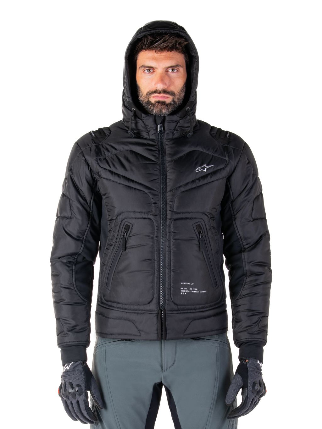 Chaqueta Alpinestars Mohobbs Impermeable, chaqueta bomber de moto acolchada en color negro, diseño con capucha y logotipo de estrella blanca en el pecho, cierre con cremallera frontal, estilo urbano streetwear para motoristas