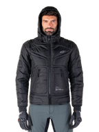 Chaqueta Alpinestars Mohobbs Impermeable, chaqueta bomber de moto acolchada en color negro, diseño con capucha y logotipo de estrella blanca en el pecho, cierre con cremallera frontal, estilo urbano streetwear para motoristas