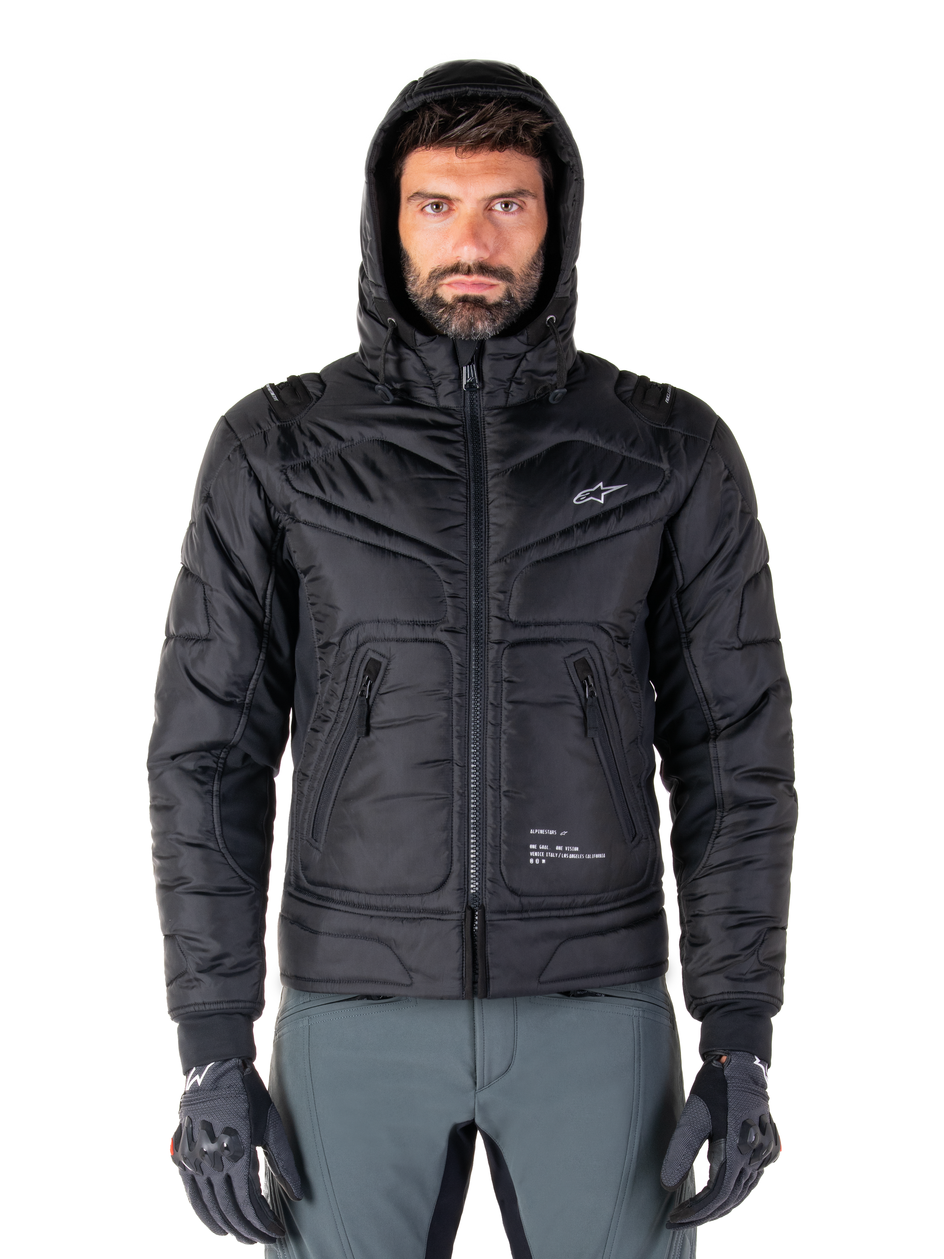 Chaqueta Alpinestars Mohobbs Impermeable, chaqueta bomber de moto acolchada en color negro, diseño con capucha y logotipo de estrella blanca en el pecho, cierre con cremallera frontal, estilo urbano streetwear para motoristas