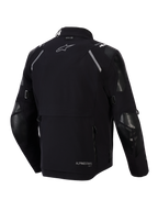 Chaqueta Alpinestars Andes Pro Drystar® XF, vista trasera, negro y gris oscuro, chaqueta textil de turismo de aventura con un gran bolsillo de almacenamiento trasero, detalles reflectantes en los hombros, logotipo de Alpinestars y marca de compatibilidad Tech-Air®.