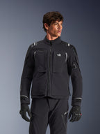 Alpinestars Andes Pro Drystar® XF Jacket, chaqueta de moto para turismo y aventura en negro y gris oscuro, usada con pantalones y guantes a juego, con construcción de capa técnica laminada, logotipo ALL TERRA en el pecho, detalles reflectantes y puños ajustables