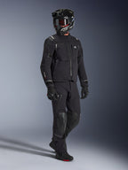 Chaqueta Alpinestars Andes Pro Drystar® XF, chaqueta de motociclismo de aventura en color negro y gris oscuro, combinada con pantalones textiles negros a juego, casco integral negro con gafas, guantes y botas, con una capa laminada de 3 capas y múltiples bolsillos para conducción de aventura en todas las estaciones.