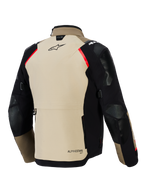 Chaqueta Alpinestars Andes Pro Drystar® XF, vista trasera, color nogal y negro con detalles en rojo, cuenta con paneles reforzados en hombros y codos, gran bolsillo de almacenamiento trasero y logotipos de Alpinestars, equipamiento de motociclismo para touring de aventura