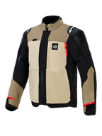 Chaqueta Alpinestars Andes Pro Drystar® XF, chaqueta de motociclismo de aventura, combinación de colores Walnut y Aluminum, confección textil en color beige y negro con detalles rojos, con amplios bolsillos utilitarios en el pecho, logotipo 'All Terra' en el pecho y paneles reforzados en los hombros.