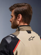 Chaqueta Alpinestars Andes Pro Drystar® XF en Walnut Aluminum, vista trasera en detalle del cuello y la parte superior de los hombros, con el logotipo de Alpinestars, marca de compatibilidad Tech-Air, detalles en rojo y sistema de ajuste mediante cordón elástico en el cuello.