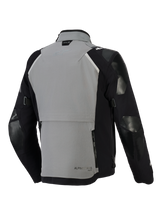 Chaqueta Alpinestars Andes Pro Drystar® XF, chaqueta de motociclismo de aventura, gris oscuro y negro, vista trasera con un gran compartimento de almacenamiento trasero con cremalleras, correas de ajuste en las mangas y marca Tech-Air en el cuello, diseño de capa exterior textil duradera