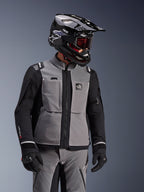 Chaqueta Alpinestars Andes Pro Drystar® XF, gris oscuro y negro, chaqueta de moto de aventura usada con casco SM10 negro y equipamiento de conducción a juego, diseño textil de 3 capas con cremallera central y bolsillos en el pecho, diseño articulado para touring en todo tipo de clima