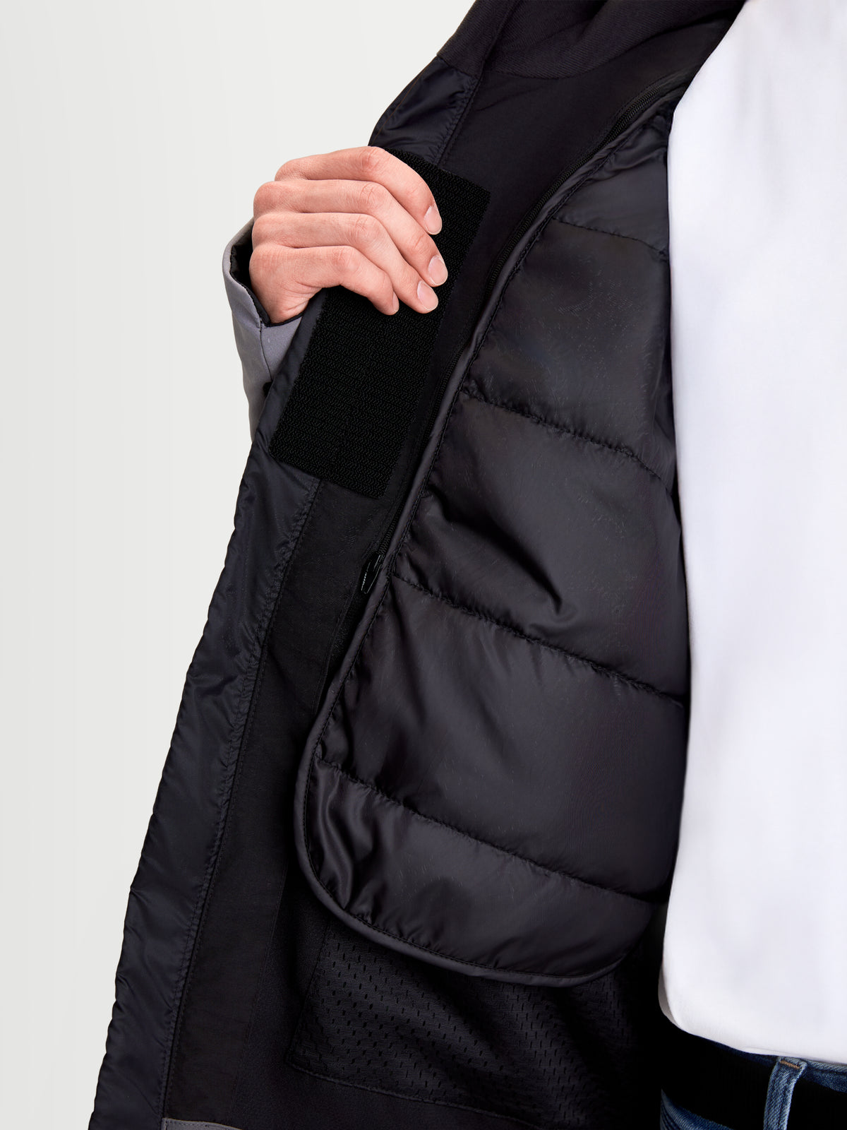 Alpinestars Therma-Tech Waterproof Jacket, chaqueta de moto urbana para hombre, negra y gris oscuro, vista en primer plano que muestra la construcción interior y las características del forro térmico