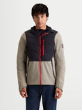 Alpinestars Therma-Tech WP Chaqueta, chaqueta de moto urbana contemporánea para hombre, en negro y vetiver, vista frontal en un modelo que lleva la chaqueta textil con capucha y cremalleras rojas