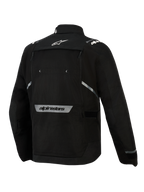 Chaqueta Alpinestars Cusco Drystar®, negro, vista posterior, con logotipo de estrella blanca en la parte superior de la espalda, marca denominativa Alpinestars reflectante en la parte inferior de la espalda, panel de ventilación grande con cremallera y construcción textil duradera para adventure touring