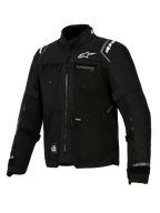 Chaqueta Alpinestars Cusco Drystar®, chaqueta de moto negra para adventure touring, cuenta con construcción textil técnica con múltiples cremalleras de ventilación, logotipo blanco de Alpinestars en el pecho y los hombros, distintivos de All Terra y detalles reflectantes
