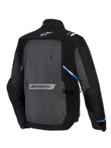 Chaqueta Alpinestars Cusco Drystar®, chaqueta de moto Adventure Touring, negra y gris oscuro, vista posterior que muestra un gran panel trasero gris, detalles azules, logotipos de Alpinestars en la parte superior e inferior de la espalda y construcción de tejido ripstop duradero