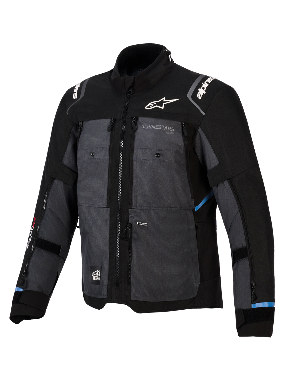 Chaqueta Alpinestars Cusco Drystar®, chaqueta para adventure touring en color negro y gris oscuro, con paneles de tejido ripstop, logotipos de Alpinestars en blanco en el pecho y los hombros, múltiples cremalleras de ventilación y detalles en azul claro.