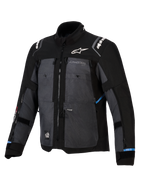 Chaqueta Alpinestars Cusco Drystar®, chaqueta para adventure touring en color negro y gris oscuro, con paneles de tejido ripstop, logotipos de Alpinestars en blanco en el pecho y los hombros, múltiples cremalleras de ventilación y detalles en azul claro.
