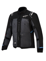 Chaqueta Alpinestars Cusco Drystar®, chaqueta para adventure touring en color negro y gris oscuro, con paneles de tejido ripstop, logotipos de Alpinestars en blanco en el pecho y los hombros, múltiples cremalleras de ventilación y detalles en azul claro.
