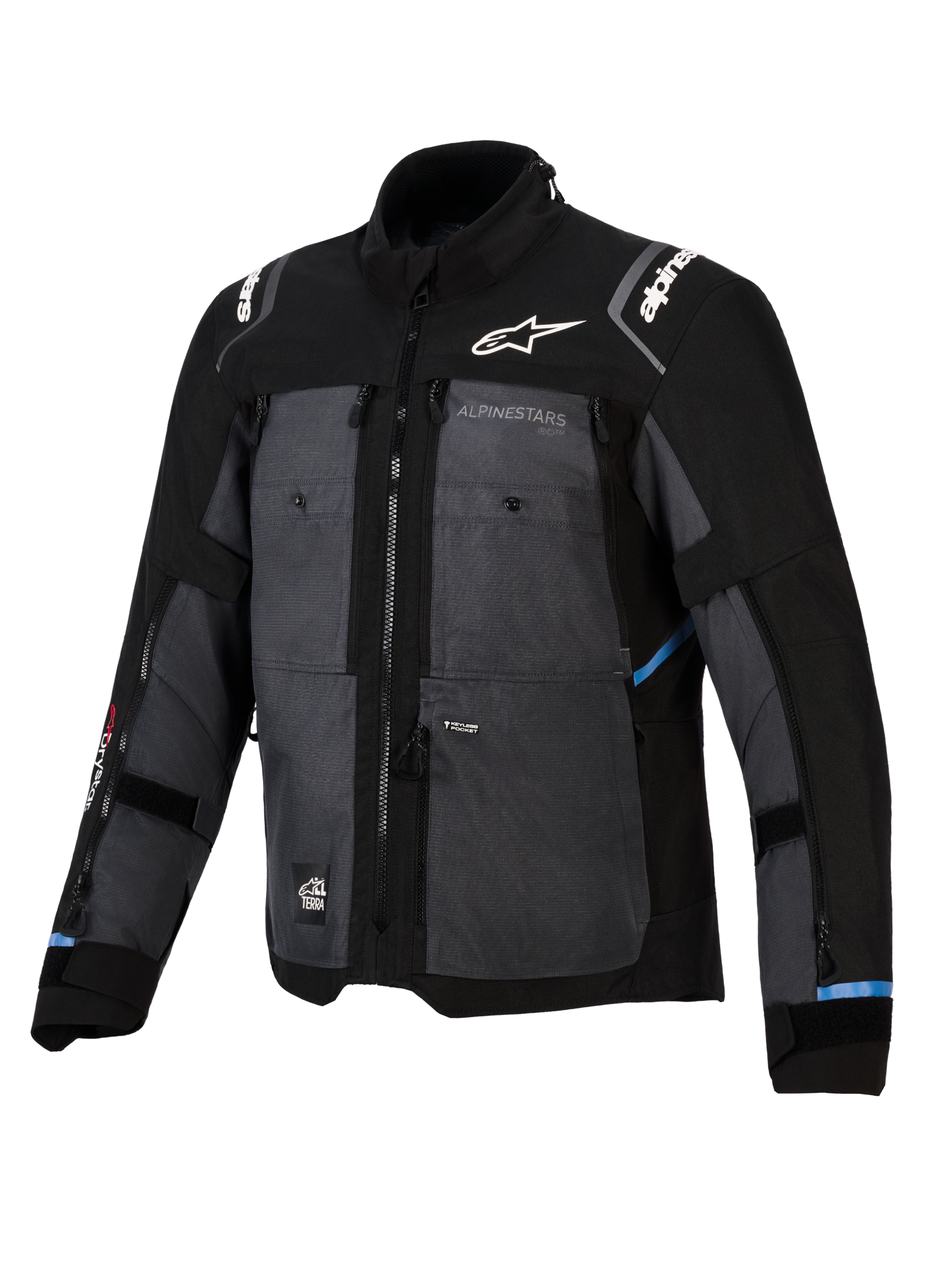 Chaqueta Alpinestars Cusco Drystar®, chaqueta para adventure touring en color negro y gris oscuro, con paneles de tejido ripstop, logotipos de Alpinestars en blanco en el pecho y los hombros, múltiples cremalleras de ventilación y detalles en azul claro.