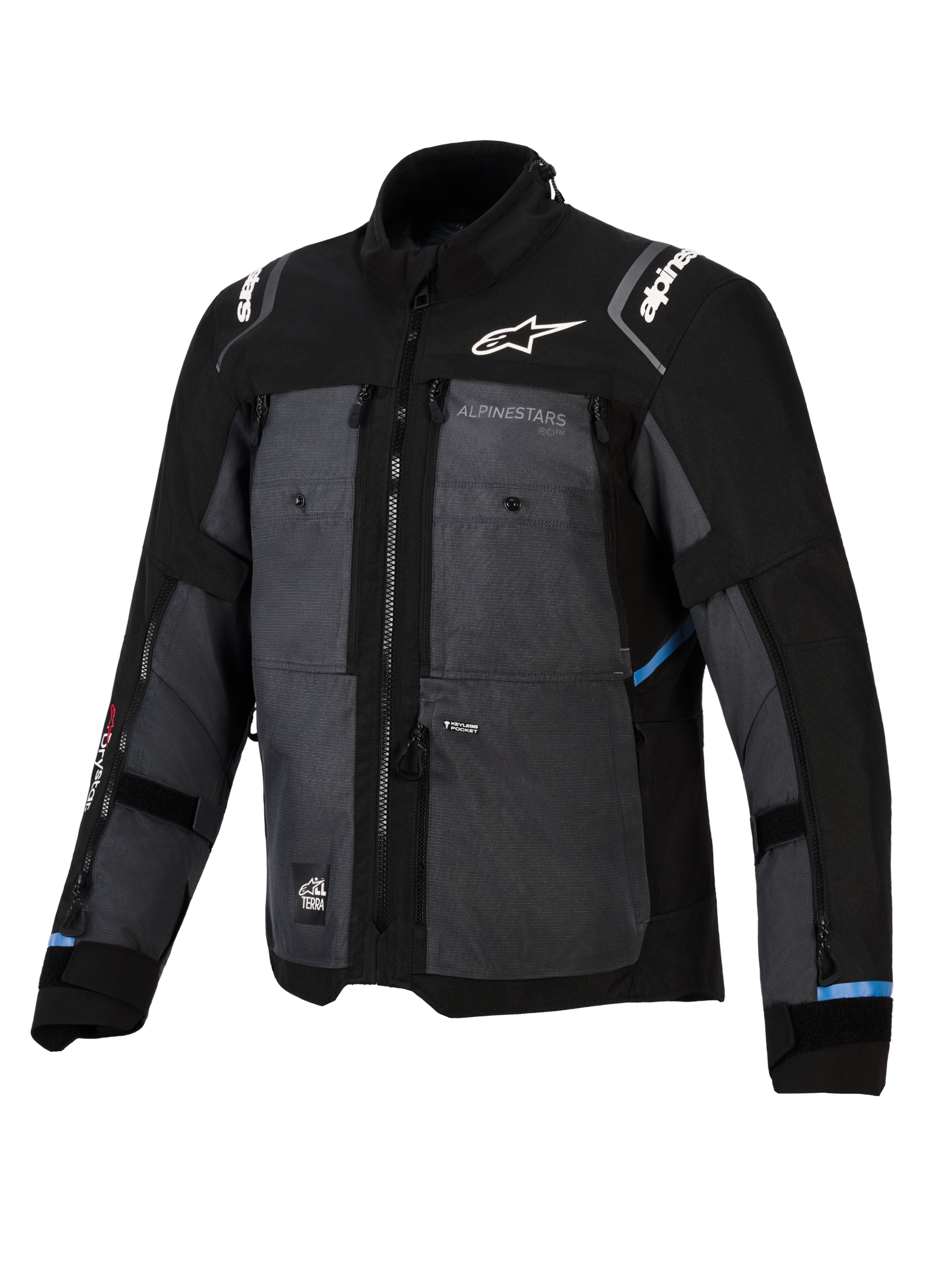 Chaqueta Alpinestars Cusco Drystar®, chaqueta para adventure touring en color negro y gris oscuro, con paneles de tejido ripstop, logotipos de Alpinestars en blanco en el pecho y los hombros, múltiples cremalleras de ventilación y detalles en azul claro.