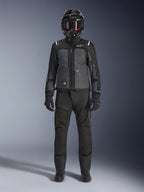 Chaqueta Alpinestars Cusco Drystar®, chaqueta adventure touring en color negro y gris oscuro, combinada con pantalones negros a juego, guantes y casco integral, vista frontal de cuerpo completo, ropa de protección para motociclista