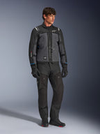 Chaqueta Alpinestars Cusco Drystar® en color negro y gris oscuro, chaqueta técnica de touring para moto con paneles de varios tonos, combinada con pantalones y guantes negros a juego, diseñada para conducción en carretera y adventure touring.