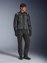 Chaqueta Alpinestars Cusco Drystar® en color negro y gris oscuro, chaqueta técnica de touring para moto con paneles de varios tonos, combinada con pantalones y guantes negros a juego, diseñada para conducción en carretera y adventure touring.