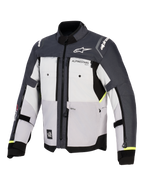 Chaqueta Alpinestars Cusco Drystar®, chaqueta de aventura para moto, gris hielo, gris medio y gris oscuro, vista frontal con construcción textil de múltiples paneles, ventilaciones con cremallera en el pecho y logotipos de Alpinestars en el pecho y los hombros
