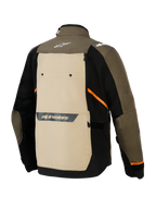 Alpinestars Cusco Drystar® Jacket, vista posterior, color Walnut Aluminum Black, chaqueta textil de aventura para motocicleta con un panel posterior beige grande, acentos diagonales naranjas y logotipos reflectantes sobre una base marrón y negra.