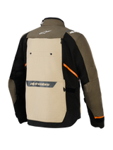 Alpinestars Cusco Drystar® Jacket, vista posterior, color Walnut Aluminum Black, chaqueta textil de aventura para motocicleta con un panel posterior beige grande, acentos diagonales naranjas y logotipos reflectantes sobre una base marrón y negra.