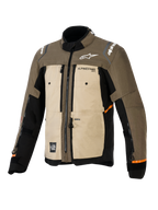 Chaqueta Alpinestars Cusco Drystar®, Walnut Aluminum Black, chaqueta de motociclismo adventure touring, vista frontal de tres cuartos, construcción textil con paneles en color canela y marrón, ventilaciones con cremallera, logotipos de Alpinestars en blanco y detalles en naranja en las mangas