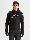 Alpinestars Zaca V2 Waterproof Jacket, chaqueta deportiva de moto para hombre en negro y rojo, con protecciones DFS en los hombros y logo Astar blanco en el pecho, en foto de estudio con modelo