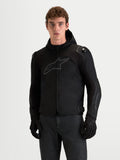 Alpinestars Zaca V2 Waterproof, chaqueta de moto deportiva para hombre, negra, con capucha y protección integrada en los hombros, vista frontal en modelo
