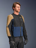 Alpinestars ST-2 Air Jacket, chaqueta de moto, azul profundo, caqui oscuro y negro, con paneles de ventilación de malla de alto flujo y marca 'Alpinestars Exploration Equipment', usada con guantes negros, diseño de aventura touring moderno